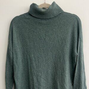 Chelsea 28 Turtleneck Sweater, Size M